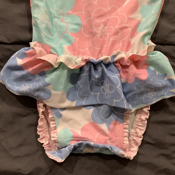 One piece bathing suit - Picture 2 of 5